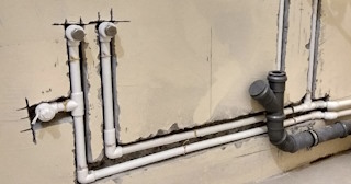 Штробление стен под трубы водоснабжения в Новомосковске - доступные цены от 515 руб